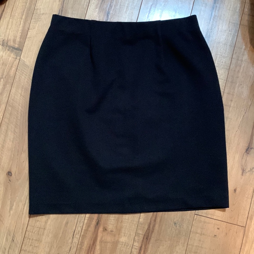 Emblem black skirt Large